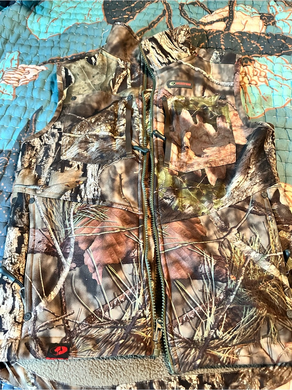 Mossy Oak Kids Camo Fleece-Lined Outdoor Vest in Brown and Green